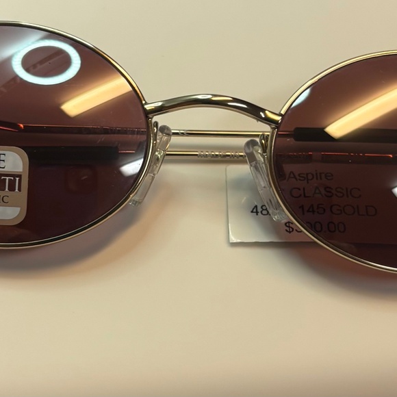 ,Classic oval sunglasses